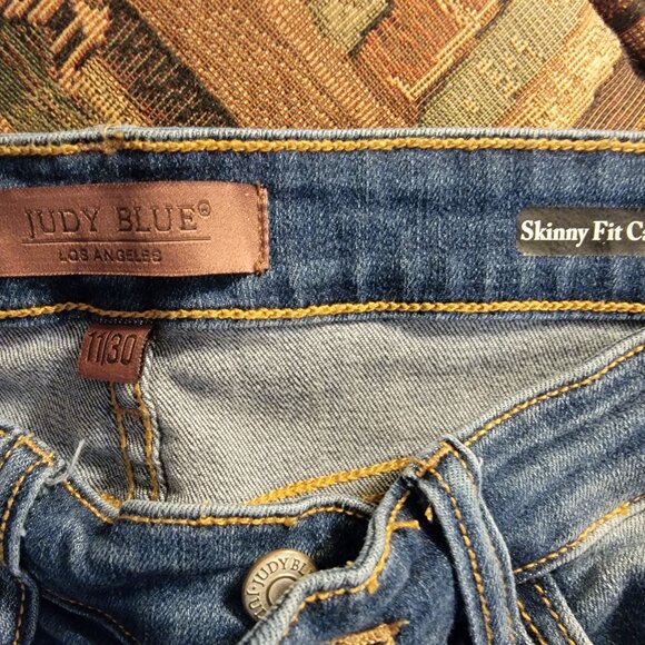 Judy Blue Skinny Capri w/side slit 11/30 - Picture 3 of 4